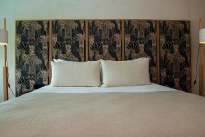 科林比亚Port Royal Villas and Spa - Adults Only的一张带床头板的床和两个枕头