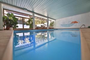 蒂罗尔-泽费尔德克里斯蒂娜酒店的一个带大型游泳池的大型游泳池