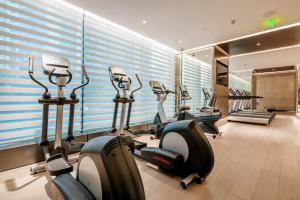 深圳深圳安琰酒店的一间健身房,里面设有跑步机和椭圆机