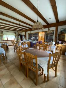 奥西阿赫Haus Lavendel的一间带桌椅的用餐室