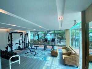 J Park Hotel - SHA Extra Plus的健身中心和/或健身设施