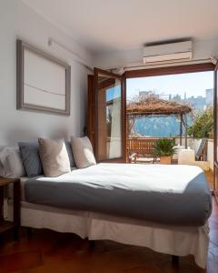格拉纳达卡萨邦博酒店的一间卧室设有一张床和一个大窗户