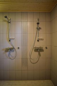 普马拉Loma-Autio Tähti Villa的浴室设有2个水龙头,配有淋浴