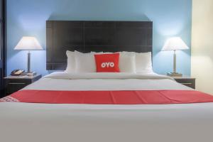 诺克斯维尔OYO Hotel Knoxville TN Cedar Bluff I-40的一张大床,上面有红色枕头