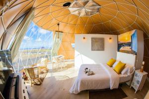 特吉塞Eslanzarote Luxurious Eco Dome Experience的圆顶形客房的卧室配有一张床