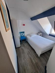 勒宝利古恩世界酒店的卧室配有白色的床和蓝色椅子