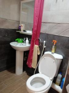 卡萨布兰卡Joli appartement Casablanca ain sebaa的浴室配有白色卫生间和盥洗盆。
