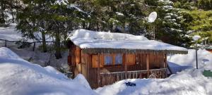 MarsiaEUROPING VILLAGE MARSIA Abruzzo的屋顶上积雪的小木屋