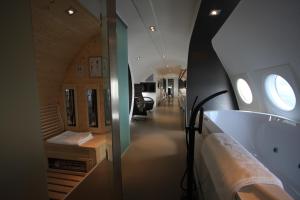 特赫特赫飞机套房的带浴缸的浴室和客厅。