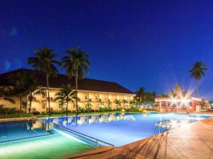 The Nouveau Chumphon Beach Resort And Golf内部或周边的泳池