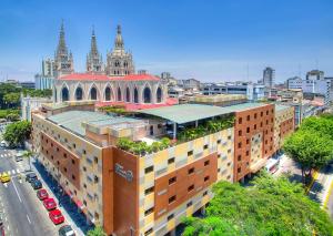 瓜亚基尔Grand Hotel Guayaquil, Ascend Hotel Collection的植物建筑的头顶景观