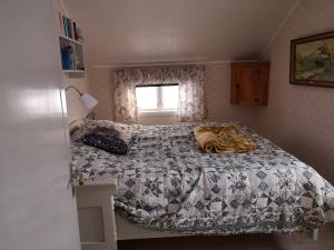 菲奈斯达伦Messlingen 160的卧室配有一张床,上面放着一只猫