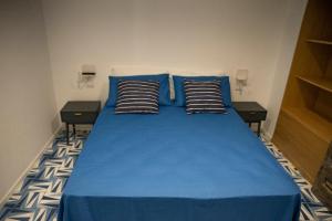 维耶特里Blu Marina的一张蓝色的床,上面有两个枕头