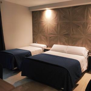 希达德纳瓦尔卡内罗酒店客房内的一张或多张床位