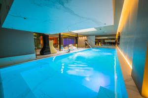 阿尔卡拉德尔胡卡尔艾丽娅Spa酒店的蓝色灯光的酒店游泳池