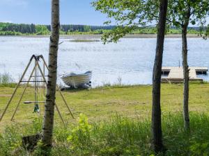 PuromäkiHoliday Home Huvilakoti 1 by Interhome的坐在湖岸上的船
