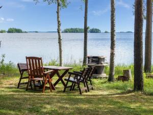 PuromäkiHoliday Home Huvilakoti 1 by Interhome的湖畔野餐桌椅
