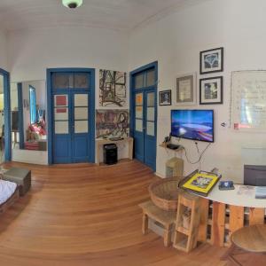 尼泰罗伊巴西兰扎旅舍的客厅设有蓝色的门和桌子