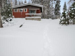 JuhanalaHoliday Home Lepikko by Interhome的雪中小红小屋,有树