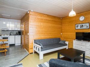 JuhanalaHoliday Home Lepikko by Interhome的带沙发的客厅和厨房