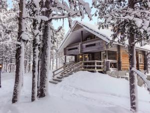 KyröHoliday Home Ylikyrön mökki by Interhome的雪中树林里的小木屋