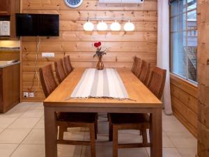 鲁卡Holiday Home Vuosselin trio b by Interhome的一间带木桌和椅子的用餐室