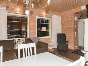 易拉斯加威Holiday Home Ylläs-eeli green house c1 by Interhome的客厅配有沙发和桌子
