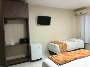 伊瓜苏普萨达萨尔瓦多尚黛酒店的酒店客房设有两张床和一台平面电视。