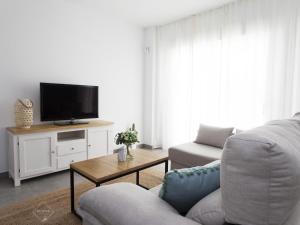 科尼尔-德拉弗龙特拉La Fontanilla Place的带沙发和电视的客厅