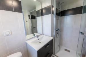 凯恩总督/里亚托狮身人面公寓式酒店的白色的浴室设有水槽和淋浴。