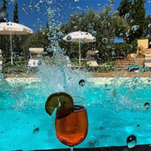 波吉奥的圣多纳托基安蒂孔帕尼亚酒店的游泳池旁的饮料