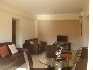 塔维拉Apartamentos Cabanas Golf的客厅配有沙发和桌子