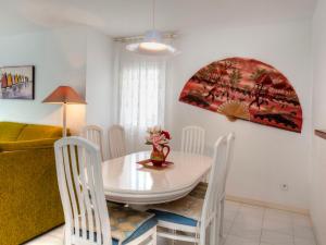 帕尔斯Apartment Golf Royal Delta by Interhome的一间配备有白色桌椅的用餐室