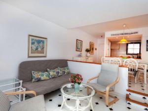 帕尔斯Apartment Ducado Golf CII by Interhome的客厅配有沙发、椅子和桌子