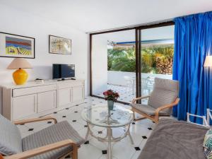 帕尔斯Apartment Ducado Golf CII by Interhome的客厅配有桌椅和电视。