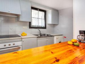 帕尔斯Apartment Ducado Golf CII by Interhome的厨房配有带水果的木桌