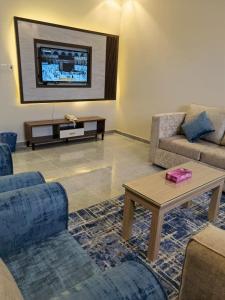 阿尔阿尔Marina Arar Furnished Apartments的客厅配有两张沙发和一张桌子