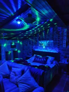 巴伦西亚德亚尔坎塔拉La Cabaña Romantica de Llano的一间设有蓝色灯光的床的客房