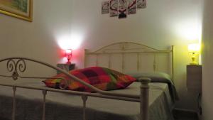 GasponiCasita GioJa的一间卧室配有一张带红灯的木床