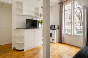 万塞讷PARIS Vincennes authentique -`ღ的白色的公寓设有一间厨房和一个客厅。