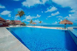 The Queen of Cozumel Beach House -Luxury Beachfront Villa- MILLION DOLLARS VIEW内部或周边的泳池