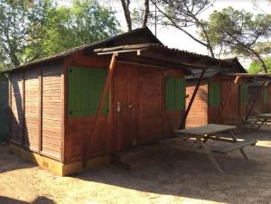 布拉内斯夏巴奈尔露营地的前面的木棚和野餐桌