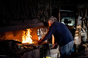 Soppe-le-HautAux 3 marteaux的烤箱里的人在火上做饭