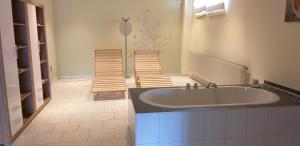 布赖滕布伦Pension Berghof的一间带大浴缸和两把椅子的浴室