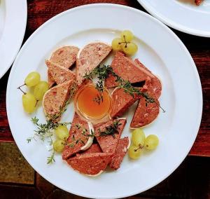 洛迦诺拉维拉旅馆的餐桌上放有肉和葡萄的盘子
