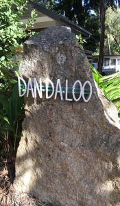 阿卡狄亚Dandaloo Gardens的上面写着“潘多塔”的岩石