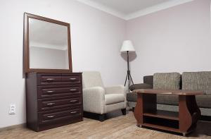 敖德萨квартира в центре的客厅配有椅子、梳妆台和镜子