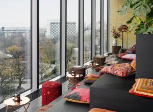 柏林柏林比基尼25小时酒店的一间设有一束枕头和窗户的房间