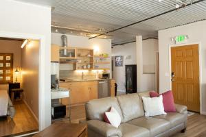 阿维拉海滩90 San Luis Street Unit A的带沙发的客厅和厨房