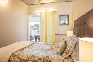阿维拉海滩90 San Luis Street Unit A的一间卧室设有一张大床和大窗户